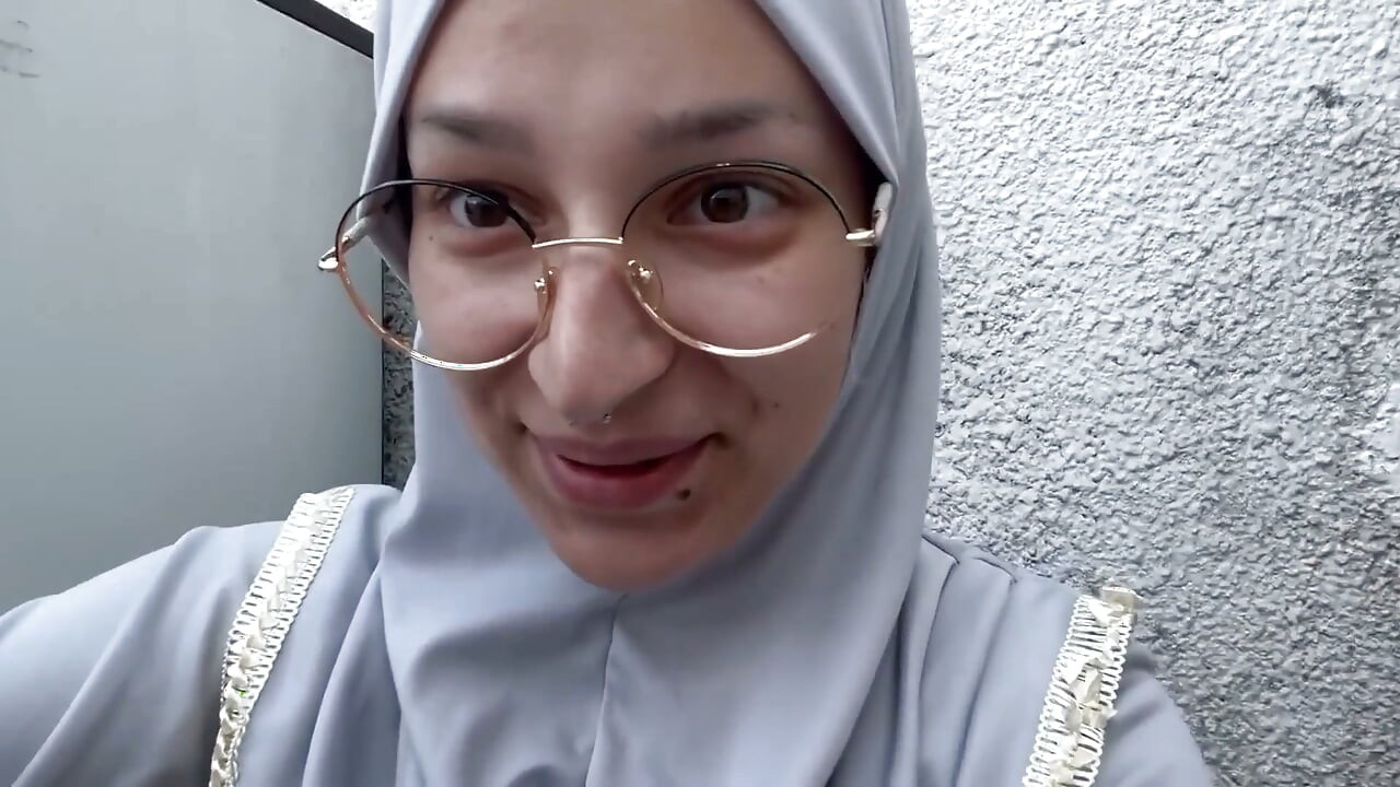 muslim- stepmommy- peeing- on- you- in- hijab