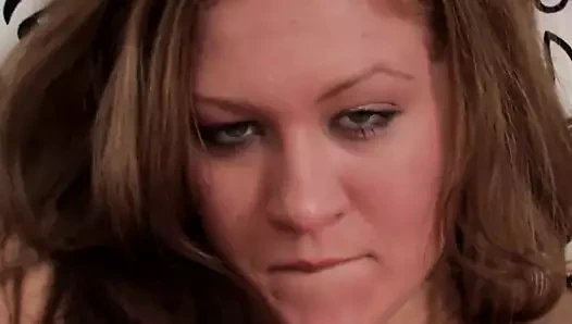 Sıcak kız içinde beyaz çizmeler masturbates solo üzerinde bir sandalye