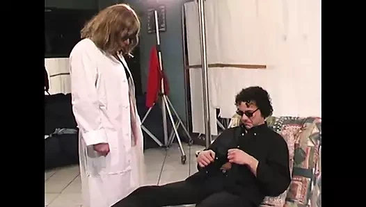 Kıllı amcık çok azgın kadın iki adam tarafından sikiliyor