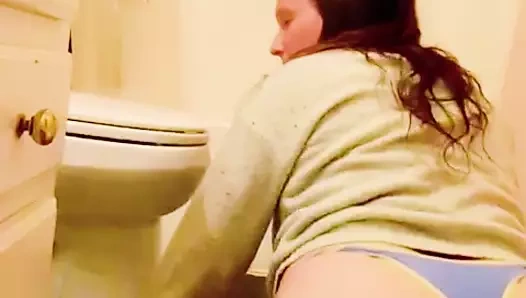 18 yaşındaki lezbiyen iş arkadaşımın bana ödünç aldığı yeşil kazağın içinde kendimi sikiyor olmasına şaşırdım