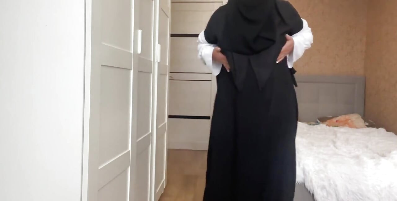 Tesettürlü Arap orta yaşlı seksi kadın porno izliyor ve titreşimli orgazm oluyor