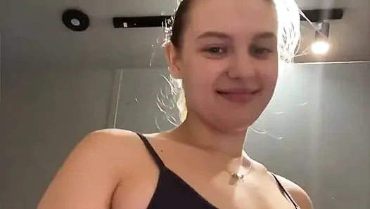 Soyunma odasında büyük yarakla sıkı anal sikiş