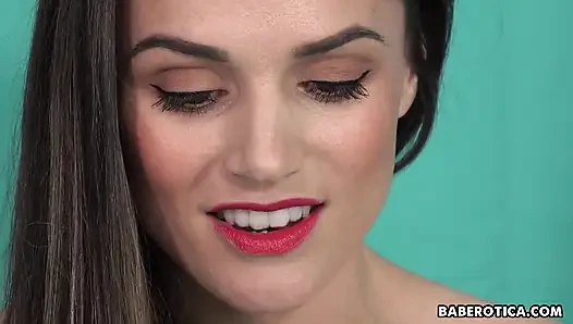 Tori Black soyunuyor ve bize sevişmek istediği tüm yerleri anlatıyor