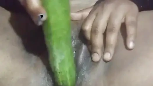 Bugün, Hintli yenge amına bir salatalık sokarak arzusunu bastırdı.
