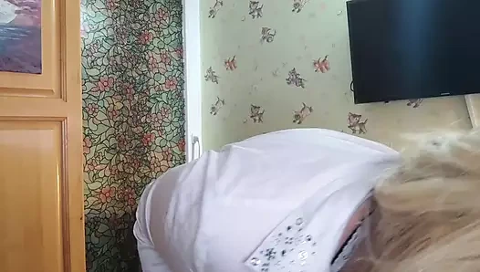 Temizlikçi senin genç sikinin icabına bakar