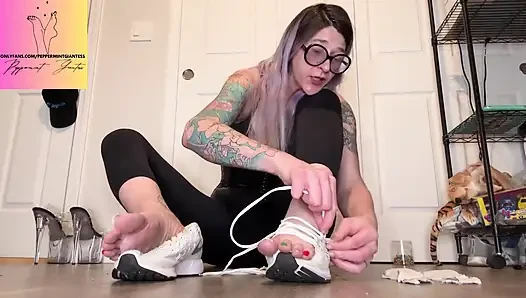10 vs 16 feet büyüklüğünde başka bir çift minik spor ayakkabının dillerini yırtıyor