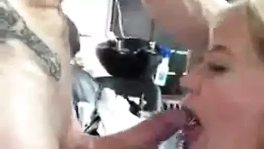 Olgun sarışın emme çük