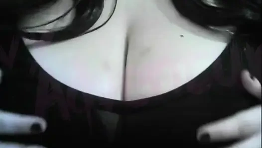 Ateşli evli kadın otaku inek büyük göğüsleriyle oynarken hentai izliyor #4