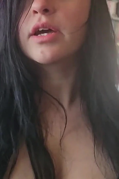 Лучшая подруга сказала, что ее сиськи чувствительны, и нужно, чтобы я пососала их