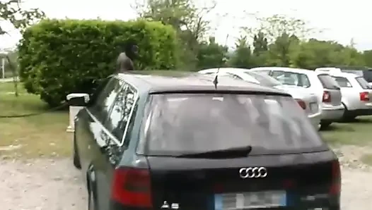 Bahçede ırklararası grup seks: bu ateşli kızlar götten sikilmeyi seviyor