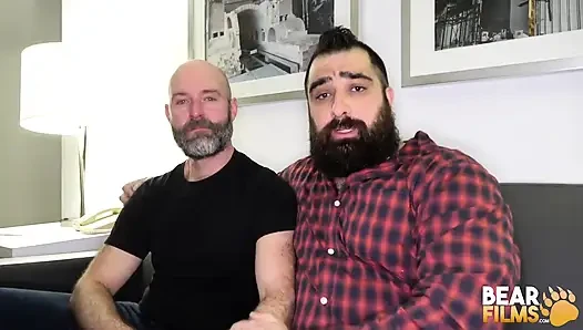 Bearfilms çıplak korucu yarağını mavi heeler sıkı göt deliğine sokuyor