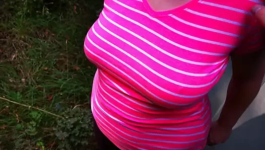 Açık havada göğsünü tokatlıyor - edepsizce konuşuyor