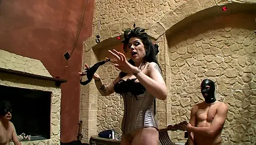 BDSM Zindan Domme Itaatkar Götü Sert Sikiyor