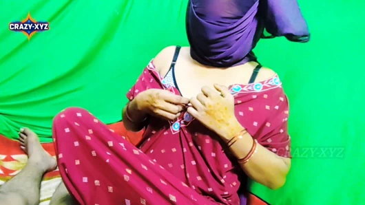 Crazy-xyz desi sevimli Hintli 18+ aldatan yenge amcık sikişiyor