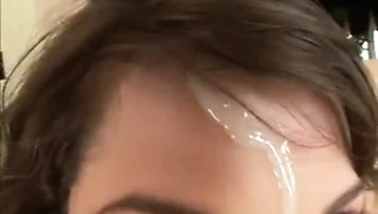 Yüzünde bir cumshot, ağzında bir tane