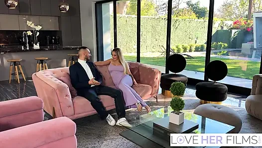 İri göğüslü ayak tanrıçası Katalina Kyle tapıldıktan sonra sikiliyor