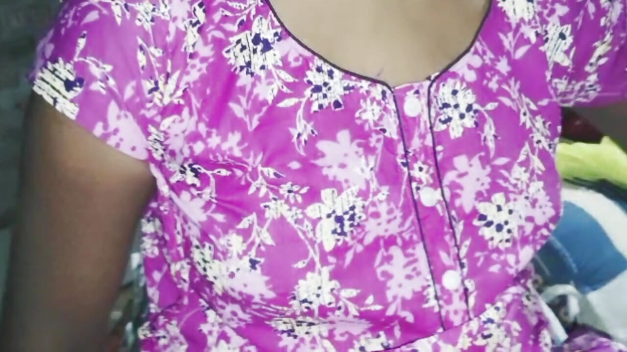 Sıkı bakire amcık (18+) Hintli olgun ev hanımı köyde ilk kez parmaklıyor ve mastürbasyon yapıyor