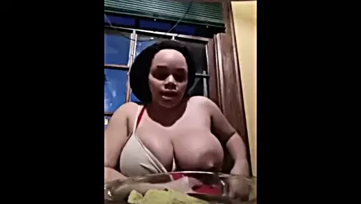 Busty abanoz büyük göğüsleri çeker ve masajın nasıl yapıldığını gösterir