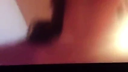 Cabalgando una polla en el sofa