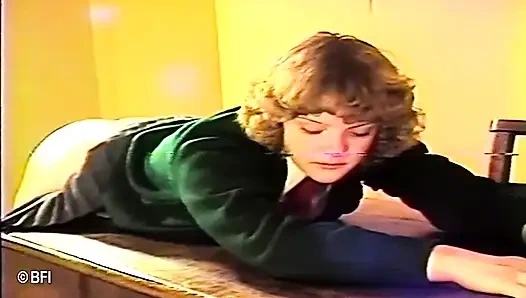 Zavallı genç ateşli kız sınıfta götüne şaplak atıyor