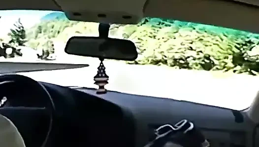 Bettys arabada vahşi yolculuk yapıyor