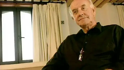 Yaşlı kocası izlerken genç evli kadın başka bir adamla sikişiyor