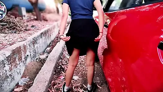 Yol kenarında yabancının yanında azdırıyor ve fışkırtıyor