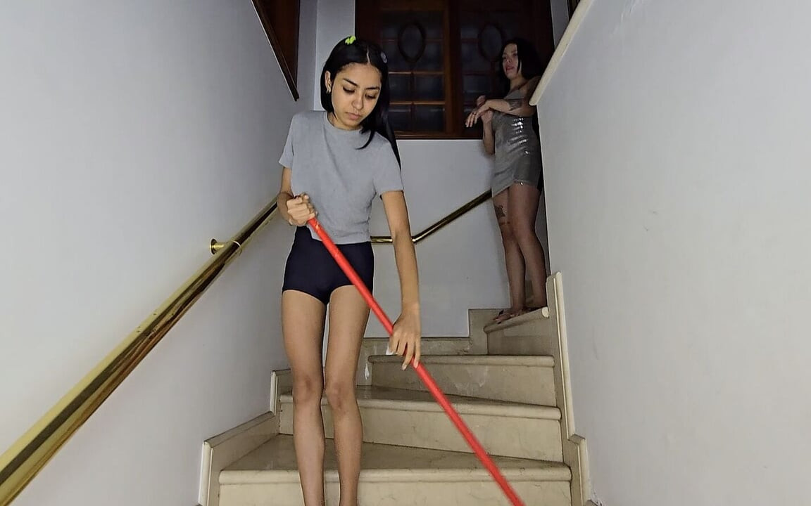 Lezbiyen çiş en iyi kızları yutuyor ve ağzı kapalı işiyor süper sıska kız