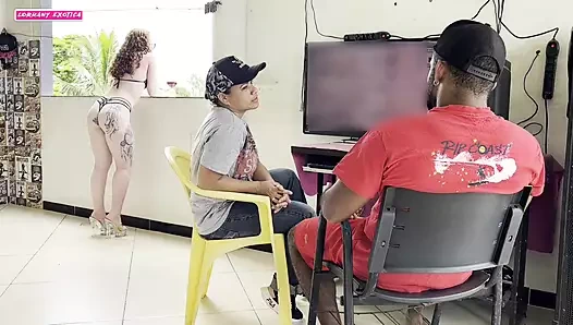 Evde onunla yalnızken erkek arkadaşımın arkadaşına verdim ve her yerinde benimle alay etti