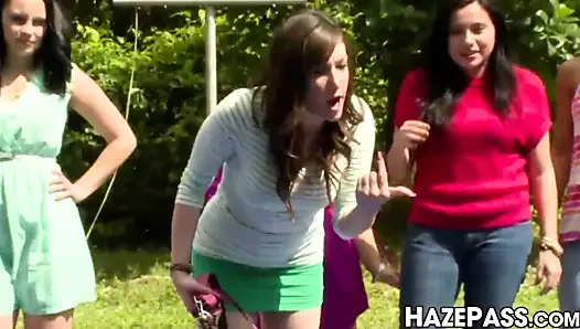 Üniversite civcivleri amları yalıyor ve açık havada oral seks veriyor