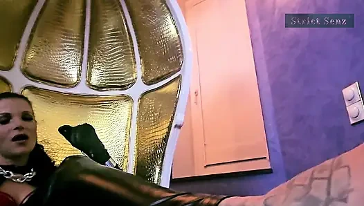 Stina stone kadın egemenliği ayak sikişi çıplakfeet deri eldivenli Alman sahibe tarafından ayak yalıyor bölüm 1
