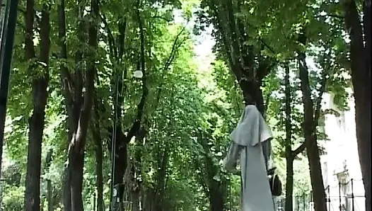 Azgın kız ağzına büyük beyaz bir yarak alıyor