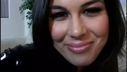 Kıvrımlı orospu lateks içinde becerdin ve eşek deliciler tarafından çöpe atılır