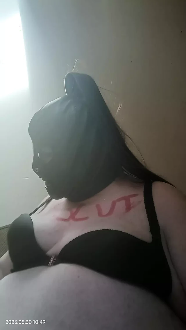 Толстушка курит и играет с дилдо по телевизору