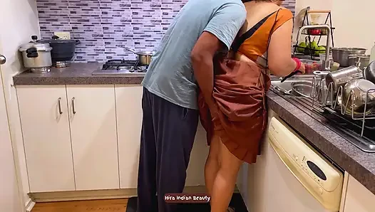 Güzel sari seks - yüksek sesle amcık yeme - üvey erkek kardeşle erotik yüz sikişi ve anal seks