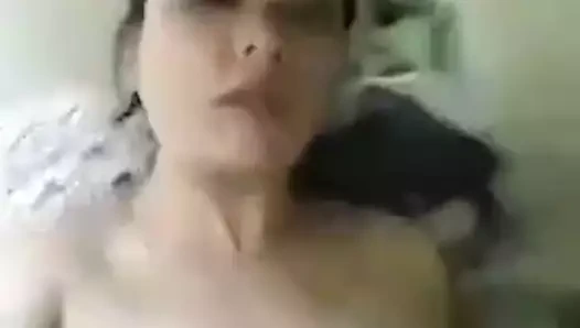 Memnuniyetiniz için klibin keyfini çıkarın