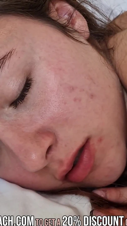 Üvey Anne, Barely Legal 18 Yaşındaki Üvey Kızının Dar Amına Takıntılı – Tutkulu Dil ve Oyuncak Oyunu - THE BAD PEACH | Klip 1