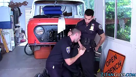 Polisler pecs meraklısı iğne yapmak