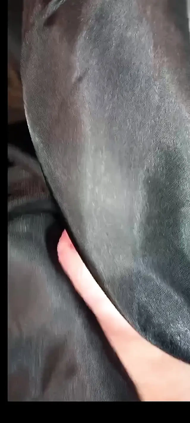 Uzun bir bayan wintercoat'un parlak astarına boşalmamı çekiyorum