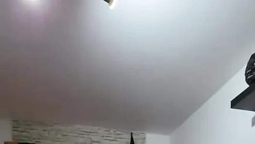 Olgun dominatrix zonklayan takma yarakla itaatkarın genişleyen götünü genişletiyor