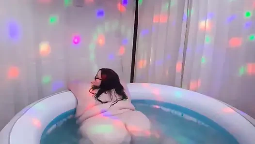 İri güzel kadın ssbbw fupa bod ile götünü sallıyor