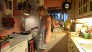 Goldenpussy 81, çıplak yemek