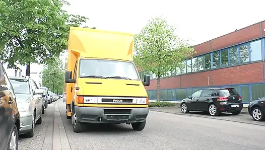 Orta yaşlı seksi kadın sokakta yabancı tarafından yalanıyor