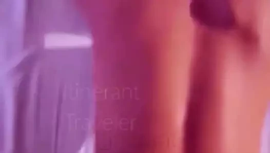 Fransız Cezayirli siyah bir horoz alırken çarşafı sıkı sıkı tutuyor