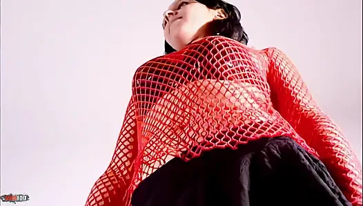 Erika: güzel minyon esmer Erika kanepede kıyafetlerini çıkarıyor