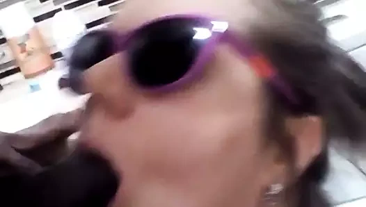 Cumslut büyük siyah emmeyi sever. horoz