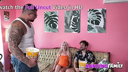 Sikişen aile - sevimli sarışın üvey kız üçlü grup sekste iki üvey kardeşi tarafından sert sikiliyor