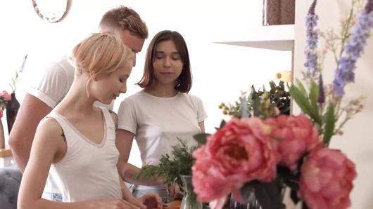 Tea Mint ve Thea Lun - 4k - iki biseksüel genç kız sert bir yarağı paylaşıyor