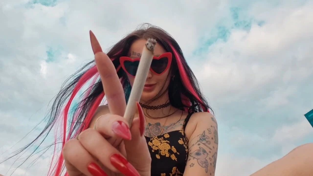 Sigara içme fetişi. Hangi duman seni daha çok heyecanlandırıyor: sigara dumanı mı sopa dumanı mı?