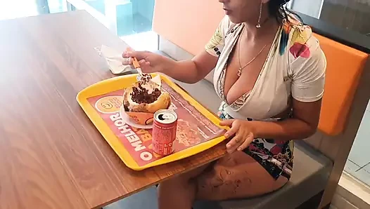 Ucuz bir burger karşılığında bu kızla seks